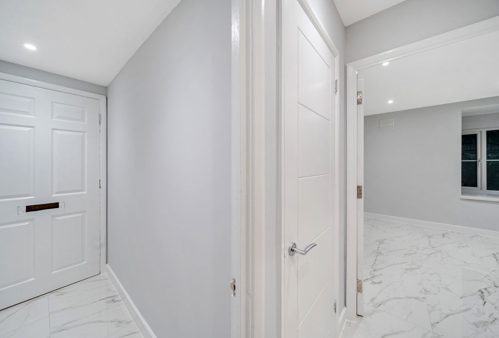 Property photo 3 of 10 1365826-13-68E7c7...