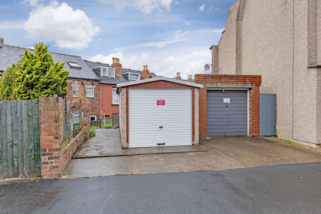 Property photo 2 of 5 Garage
