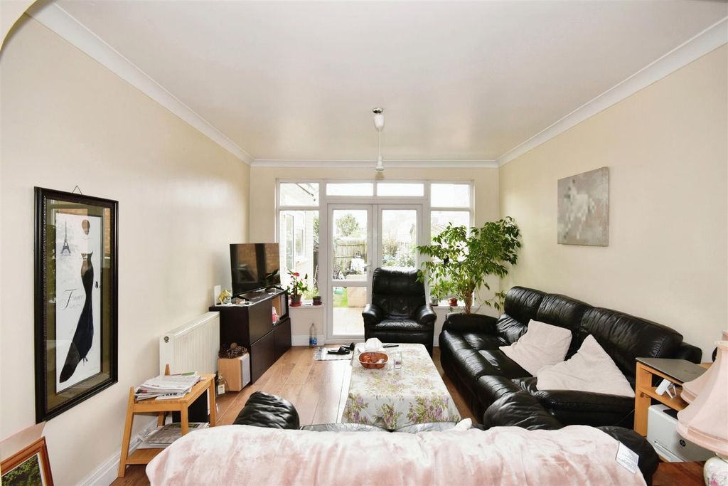 Property photo 3 of 9 92Ebbf1B-Lounge.Jpg