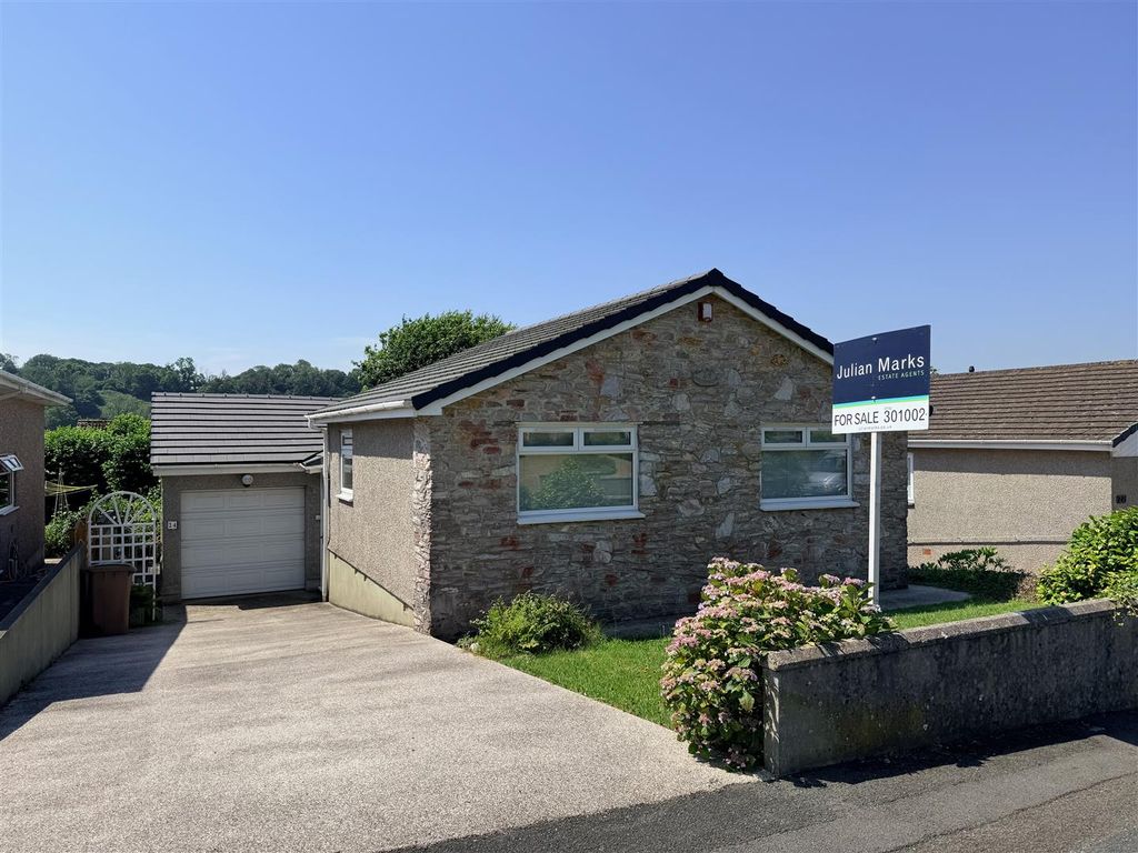 Property photo 1 of 23 Lower Farm Road, Plympton, Plymouth Pl7 1Jj