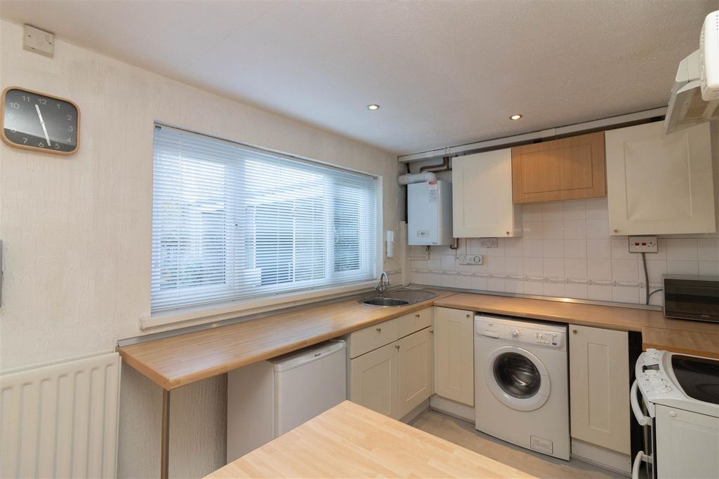 Property photo 3 of 14 Kitchen