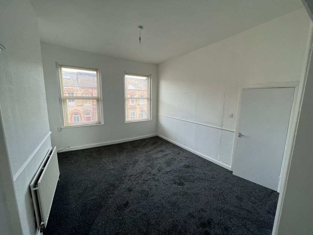 Property photo 1 of 6 Living Room