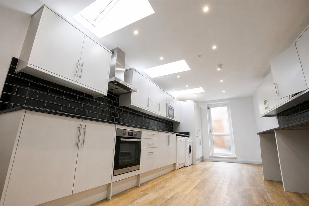 Property photo 2 of 13 Approach
