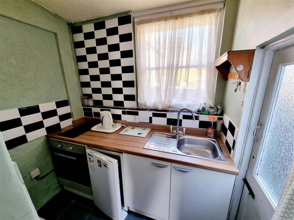 Property photo 3 of 10 Kitchen.Jpg
