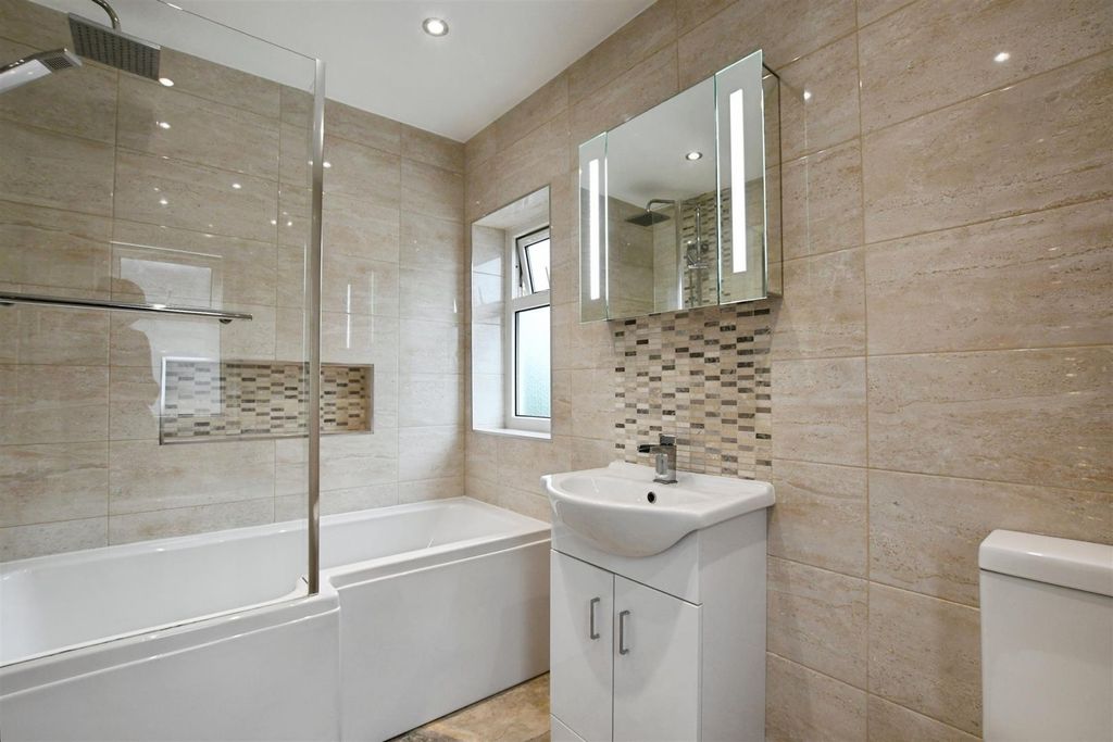 Property photo 2 of 21 Bathroom