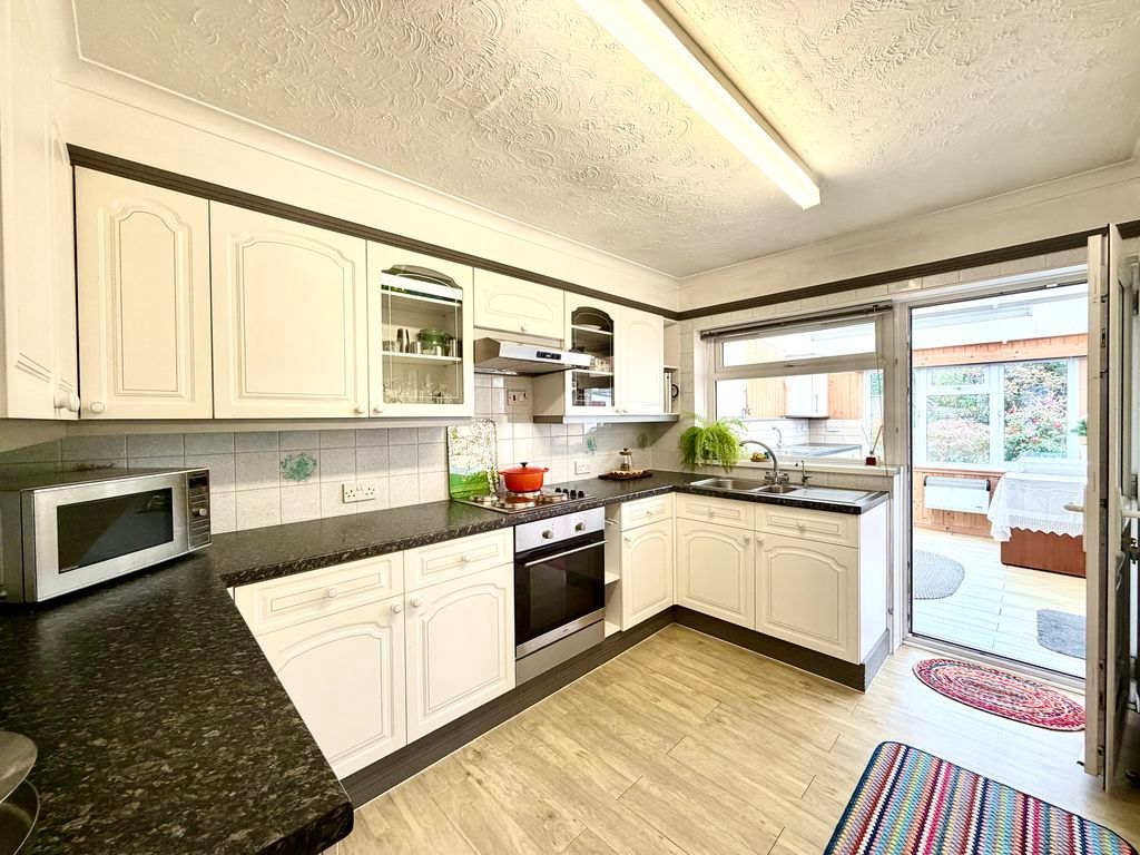 Property photo 2 of 25 Kitchen