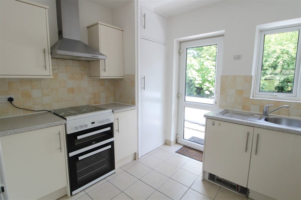 Property photo 2 of 8 Kitchen