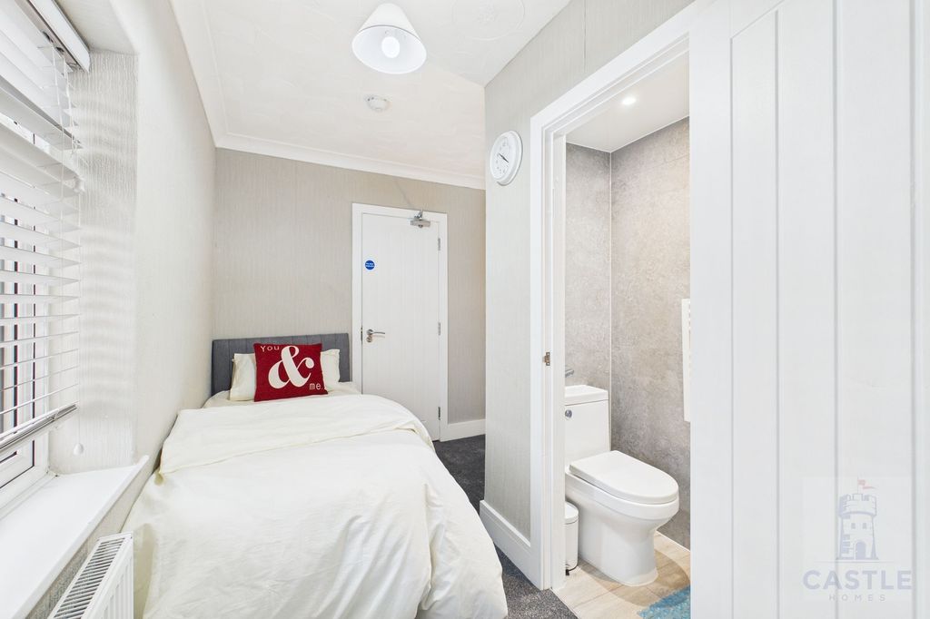 Property photo 1 of 9 Room 4