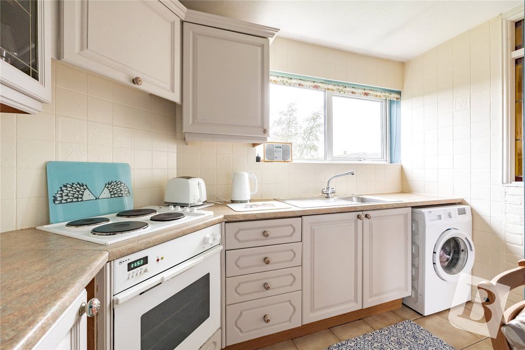 Property photo 3 of 11 Kitchen