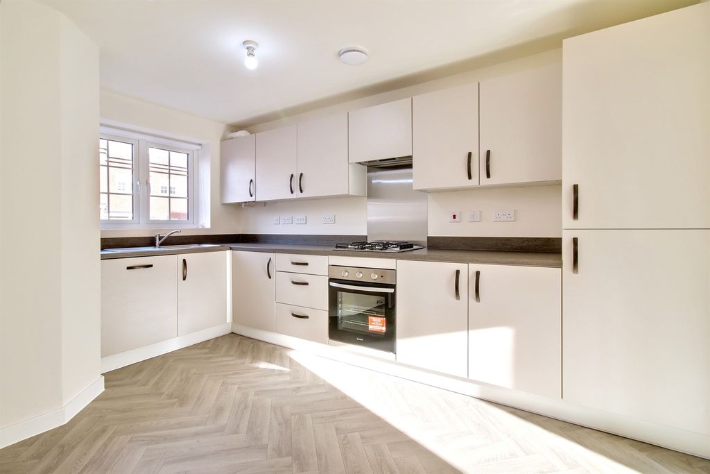 Property photo 2 of 9 Kitchen