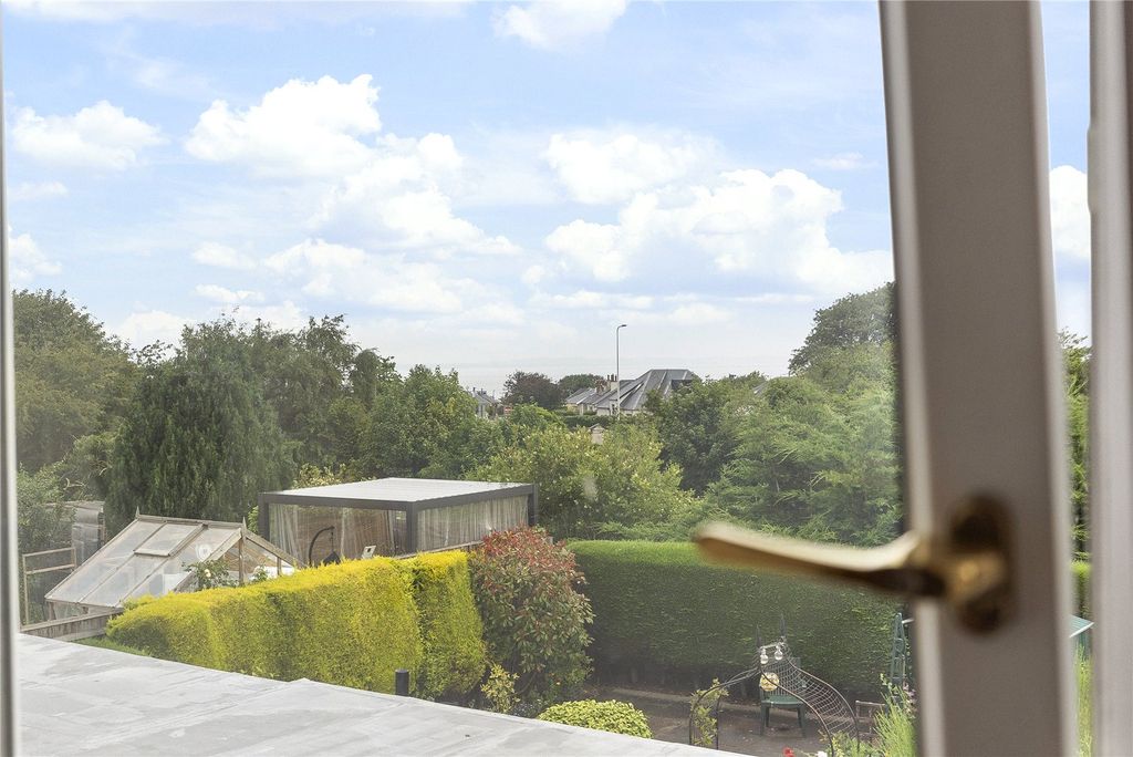 Property photo 3 of 27 Bruntstane Crescent
