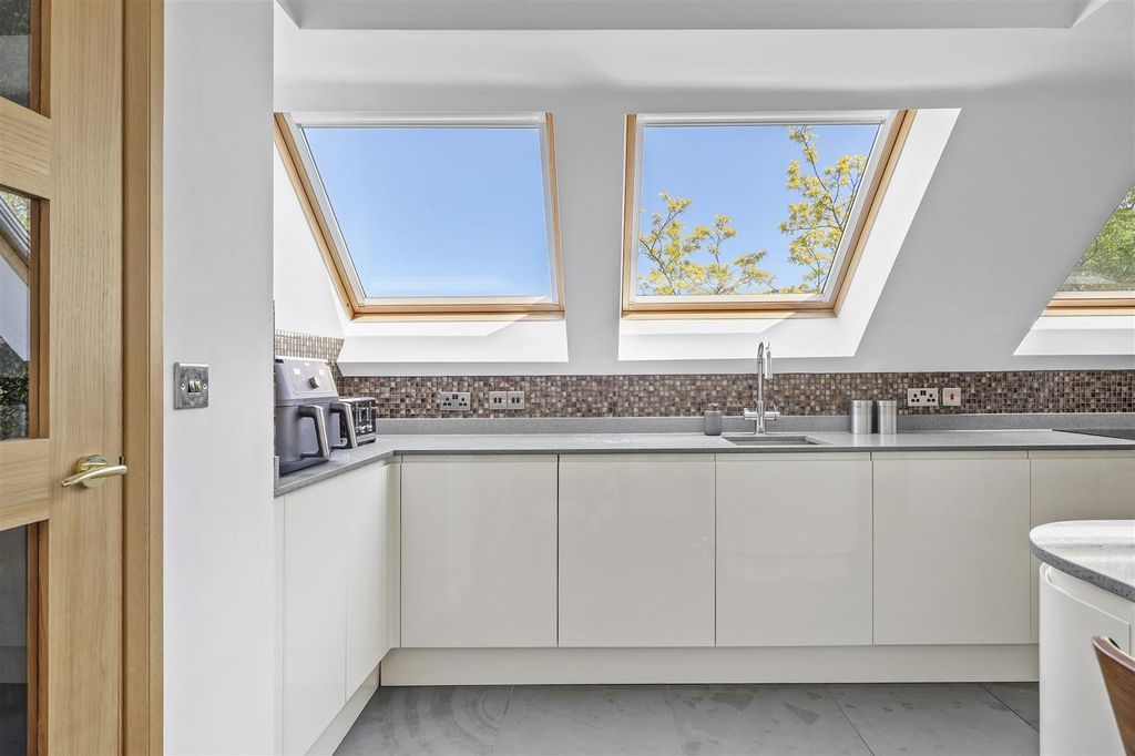 Additional image 9 of 3 bed flat for saleCrows Road, Epping CM16