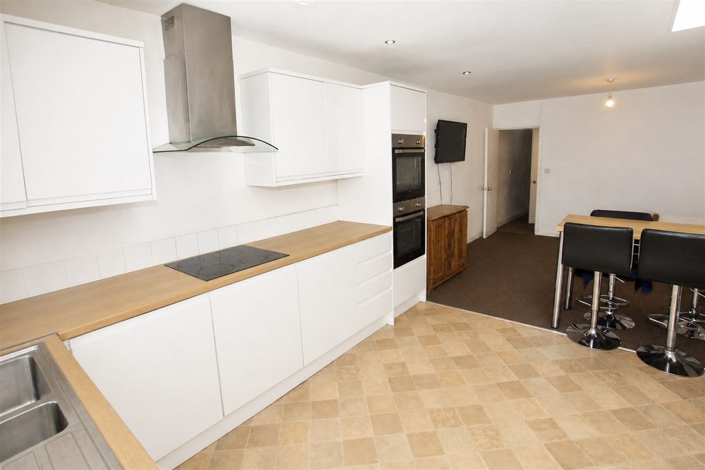 Property photo 3 of 17 Approach