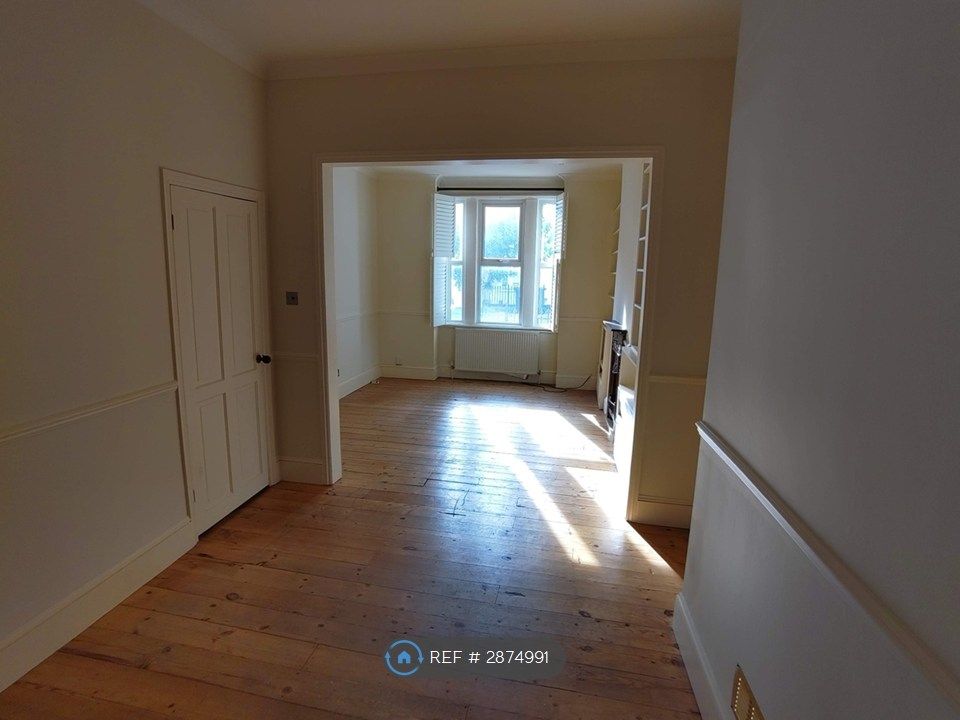 Property photo 3 of 19 Living Room
