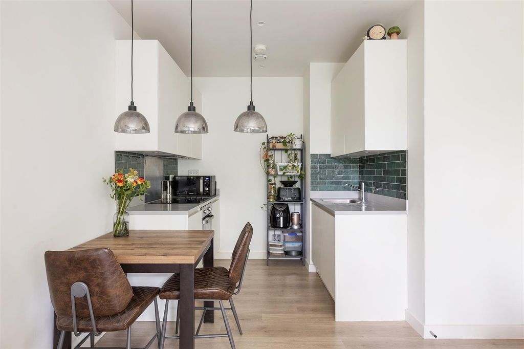 Property photo 2 of 17 Gardner Close, E11