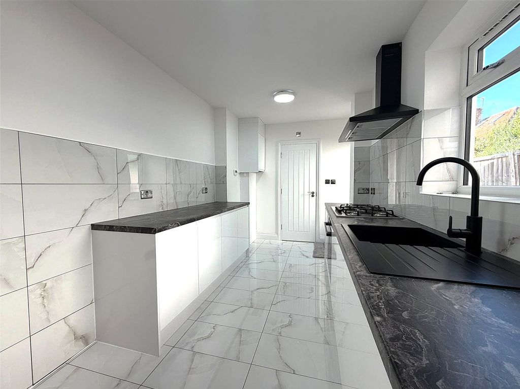 Property photo 3 of 19 Kitchen