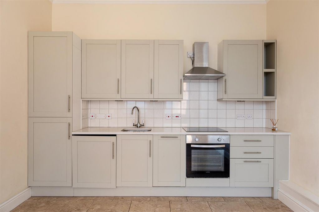 Property photo 3 of 19 Adelaide Road, E10