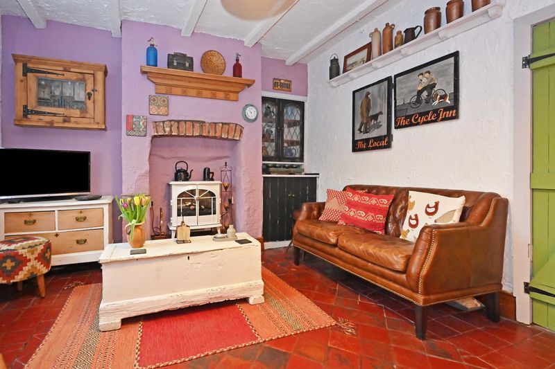 Property photo 3 of 33 Lounge