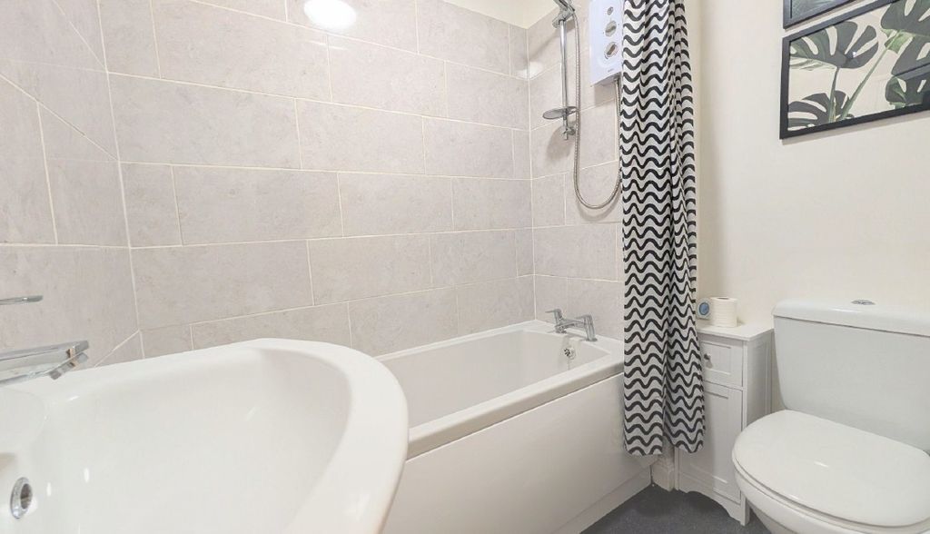 Property photo 1 of 8 Bathroom