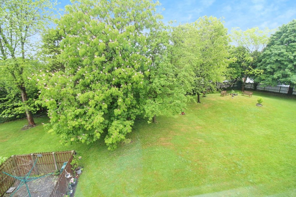 Property photo 2 of 10 Gardens