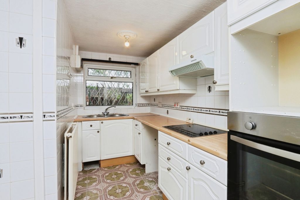 Property photo 3 of 12 Kitchen