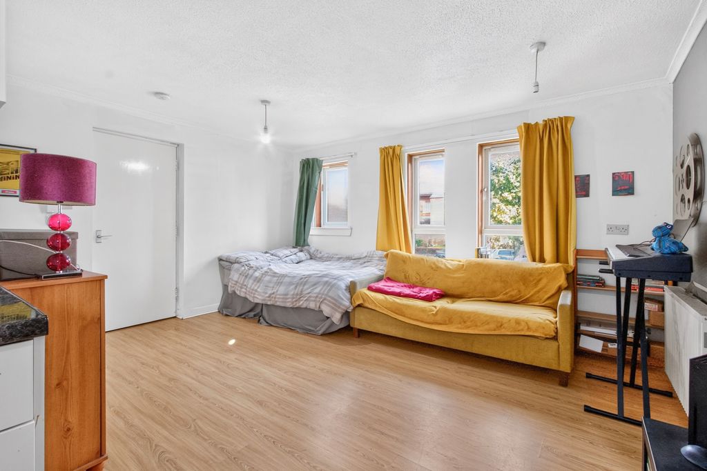 Property photo 3 of 13 Living/Bedroom