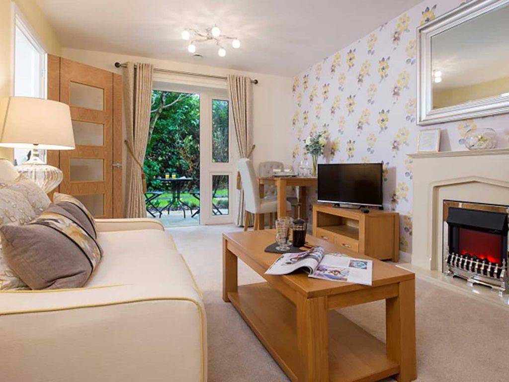 Property photo 3 of 7 Show Apartment Living Room