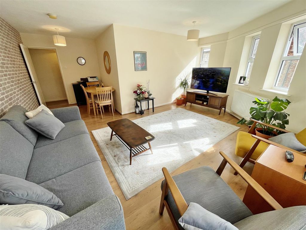 Property photo 2 of 20 Lounge