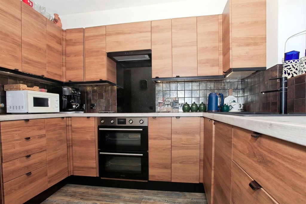 Property photo 3 of 17 Kitchen