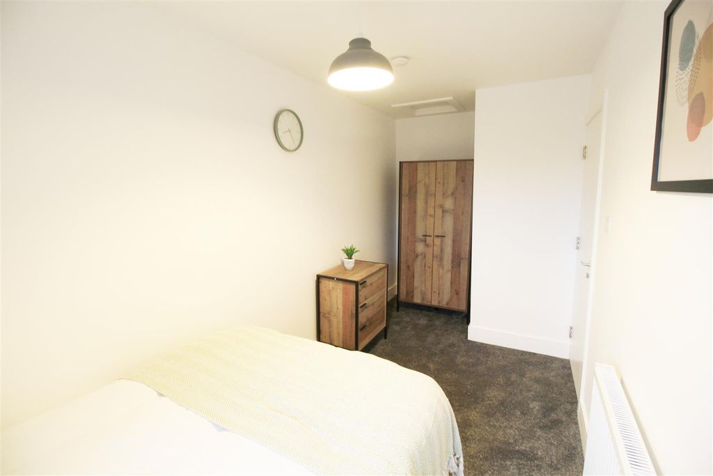 Property photo 2 of 6 Bedroom4.Jpg