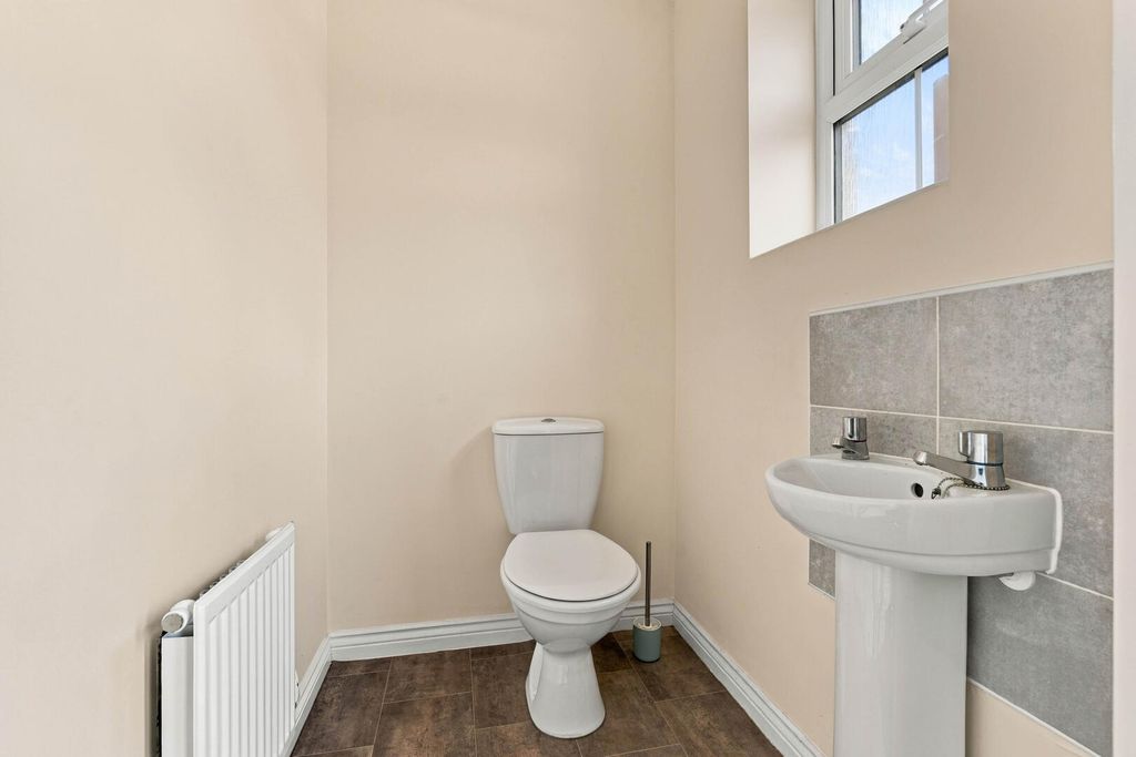 Property photo 3 of 18 WC