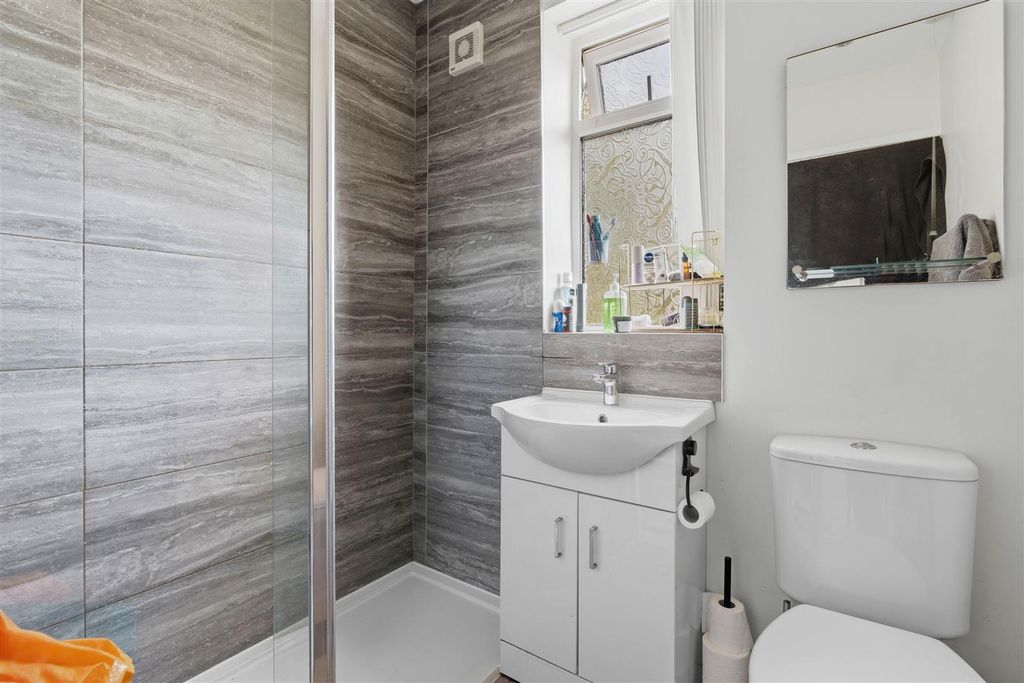 Property photo 2 of 19 Bathroom