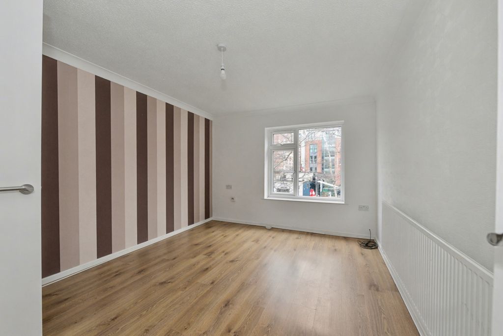 Property photo 3 of 20 10 Dundas Close, Nottingham, Nottinghamshire, Ng1 4Ex