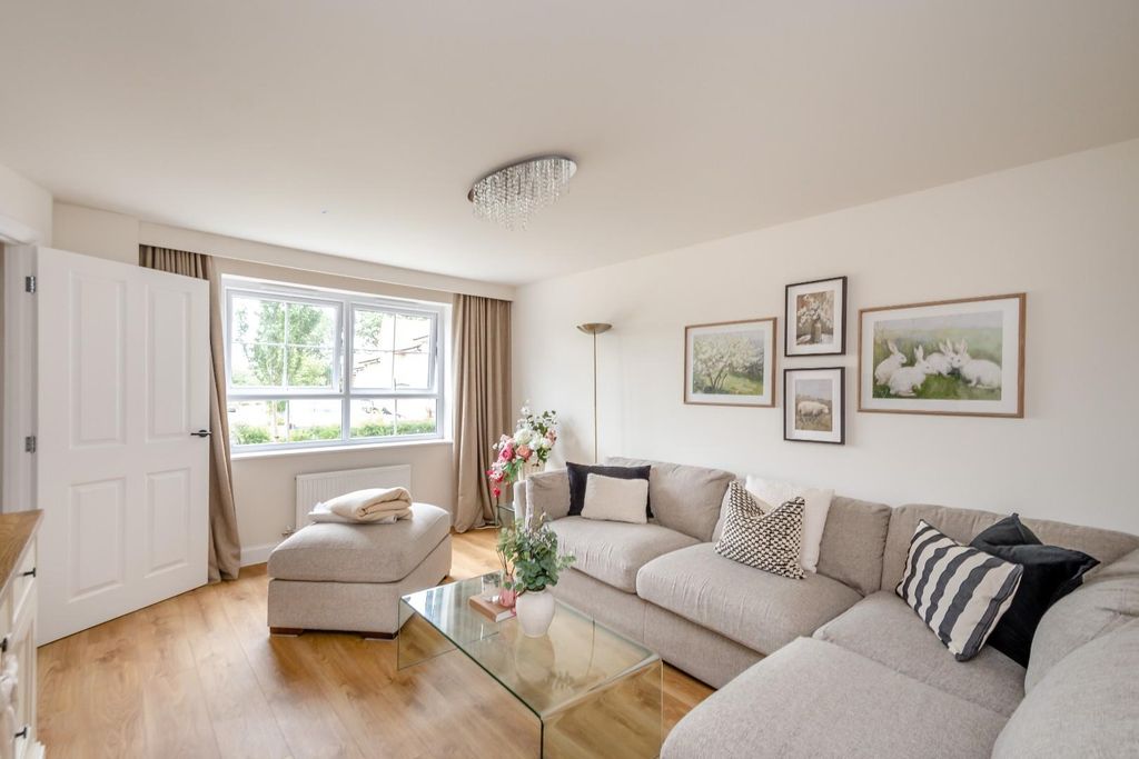 Property photo 2 of 28 8697027-Interior01.Jpg