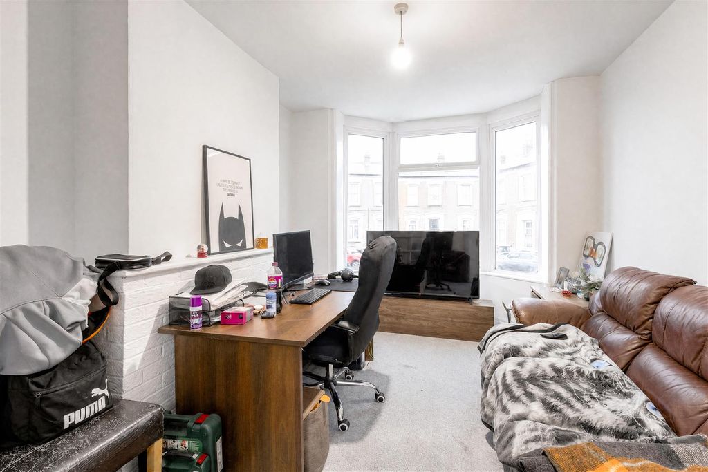 Property photo 2 of 10 69 Alexandra Road - Living
