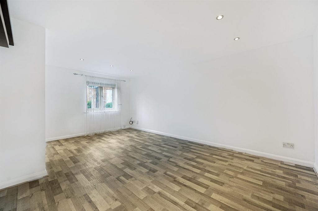 Property photo 2 of 6 Lr - 1 Seton Court - Receptiona3 (1).Jpg