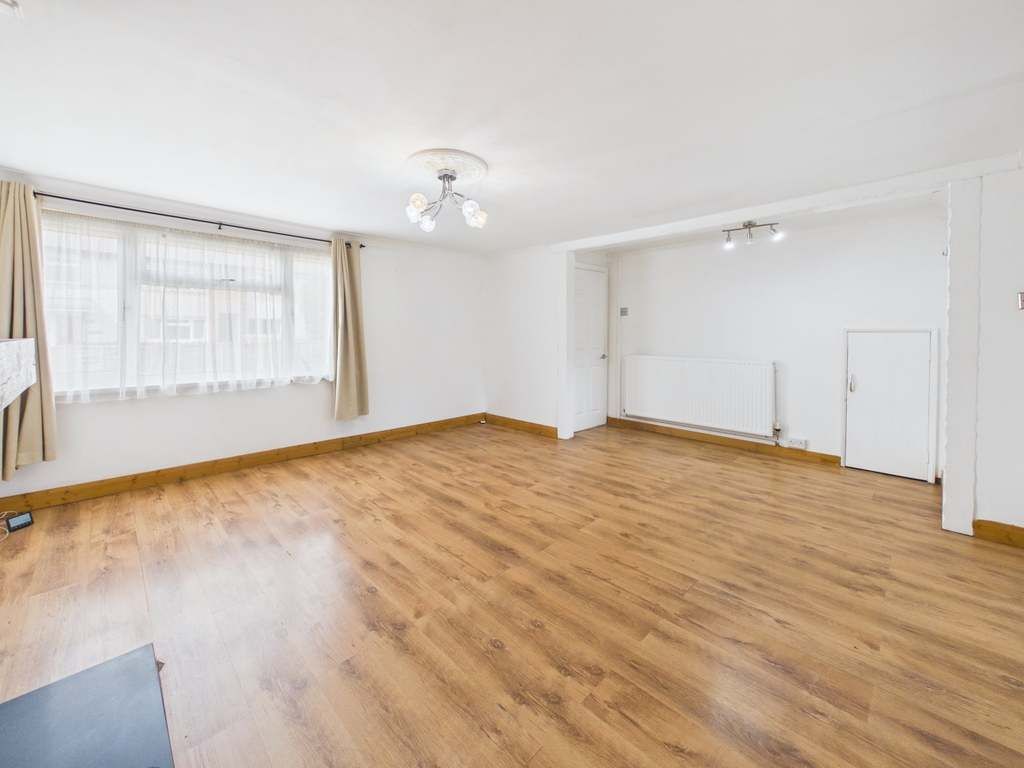 Property photo 3 of 17 Lounge