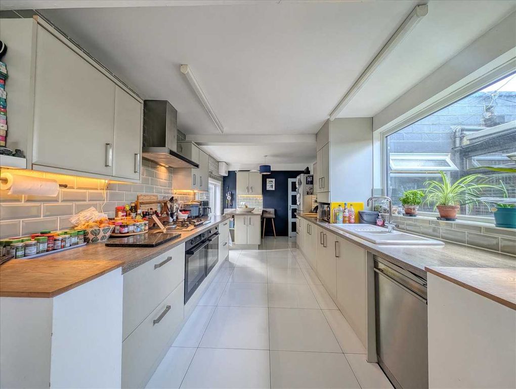Property photo 3 of 21 Kitchen / Breakfast Room