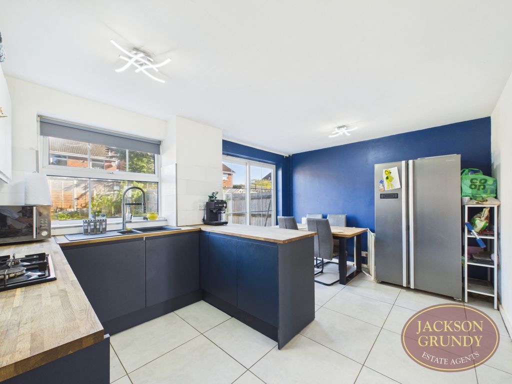 Property photo 2 of 15 Froxhill Crescent