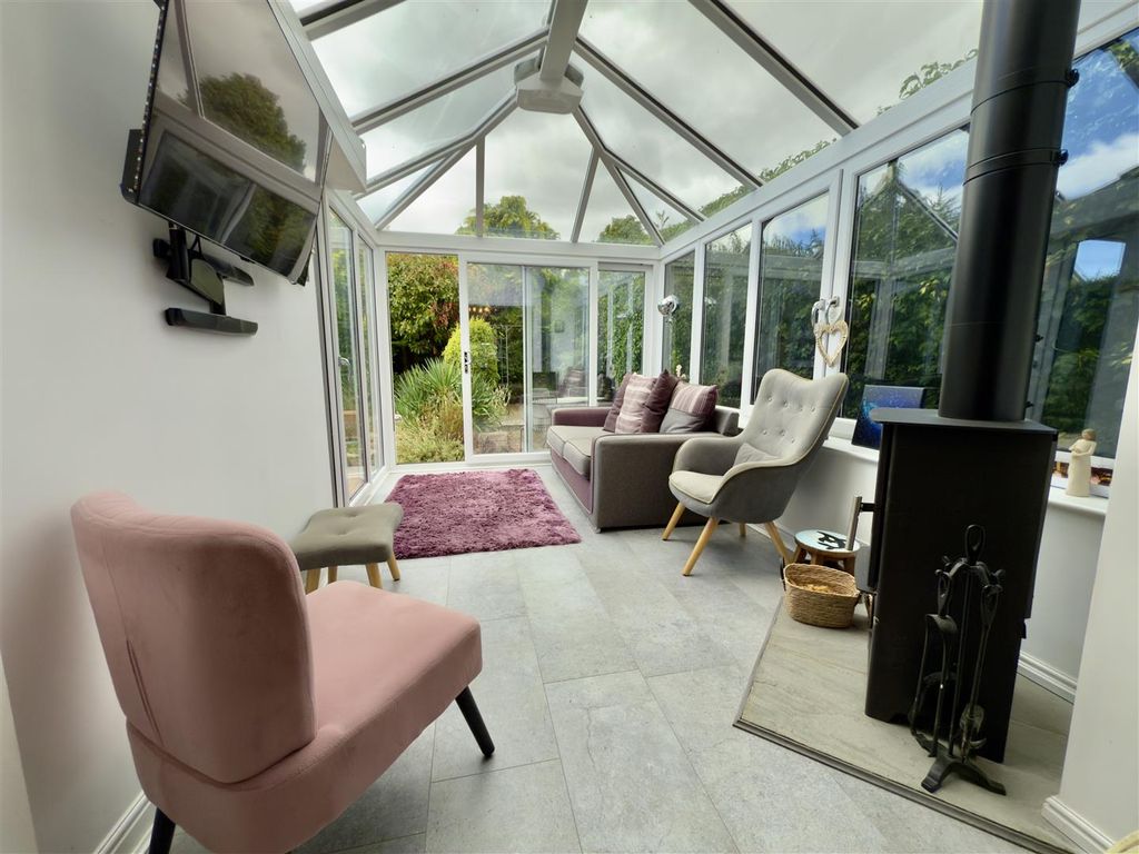 Property photo 3 of 18 Conservatory
