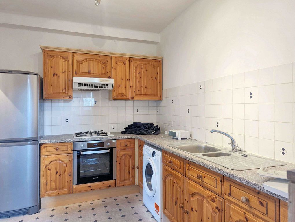 Property photo 3 of 6 Flat 22 Selwyn Court, Blackheath Village, London, Se3 9Sz