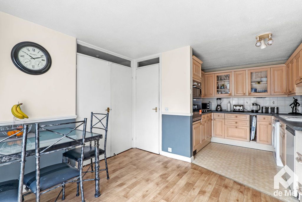 Property photo 3 of 12 Photo 8