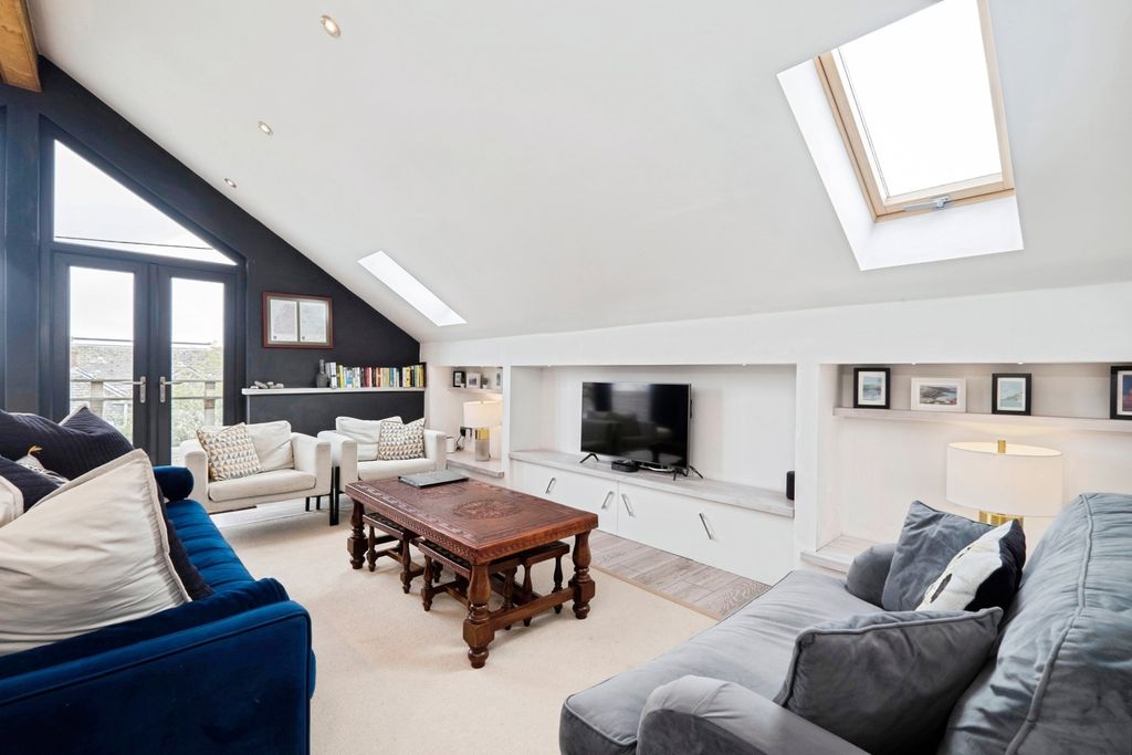 Property photo 2 of 13 Photo