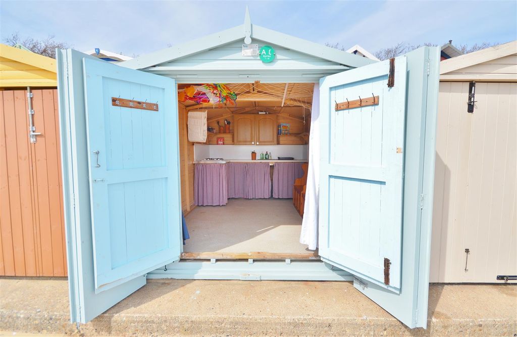 Property photo 1 of 6 Beach Hut