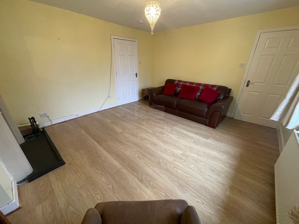 Property photo 3 of 17 Lounge B.Jpg