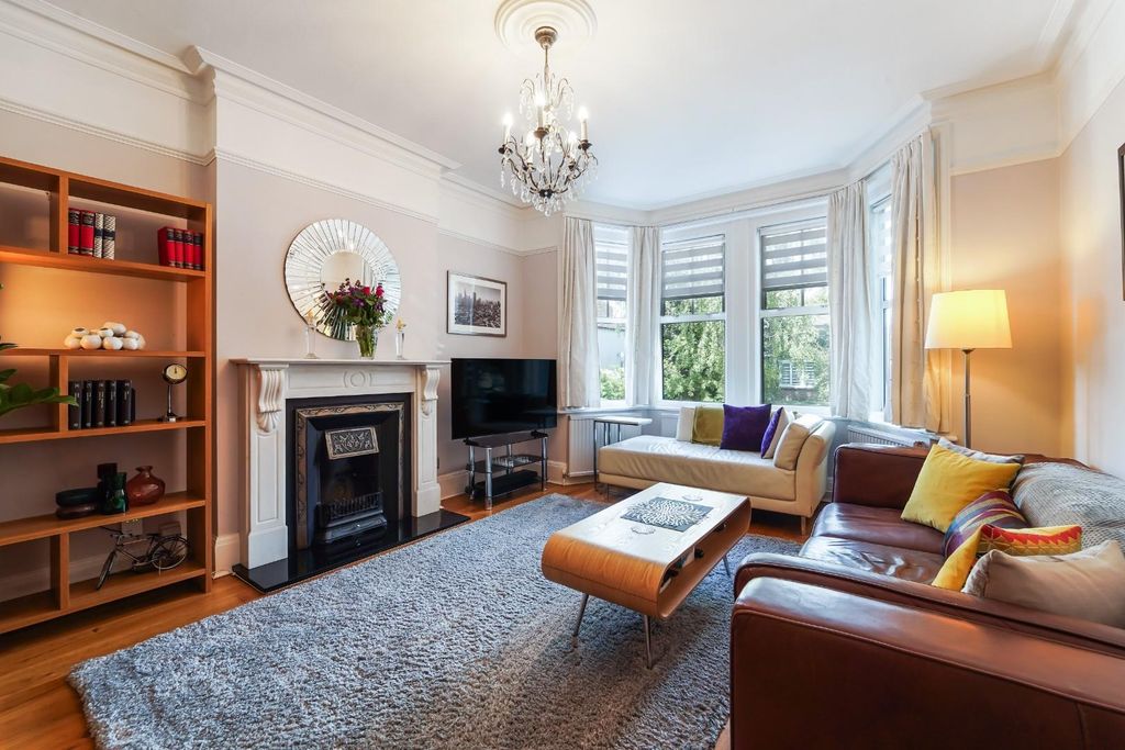 Property photo 2 of 33 Denham Road