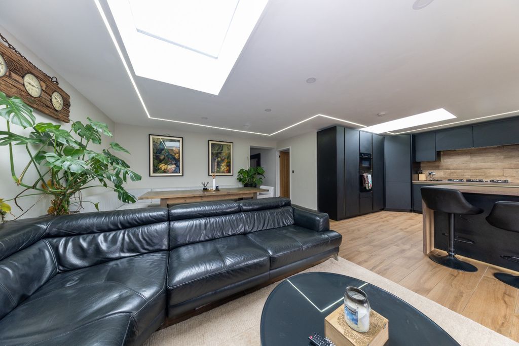 Property photo 3 of 15 4929433