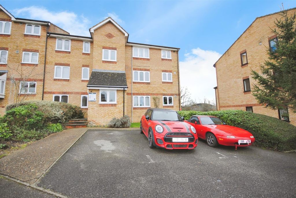 Property photo 1 of 9 Chiswell Court Front Aspect.Jpg