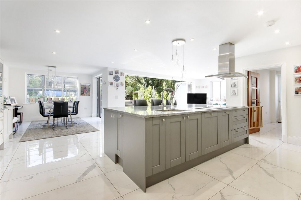 Property photo 2 of 15 Kitchen/Breakfast Rm