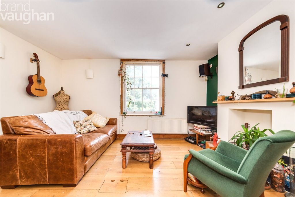 Property photo 1 of 9 Living Room